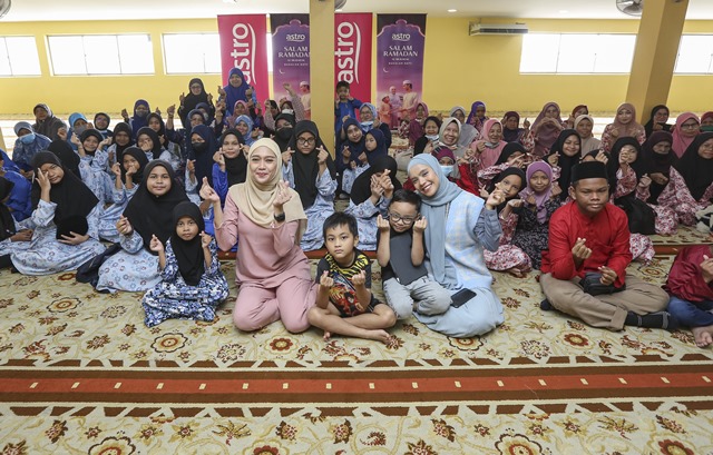 Astro Kasih Bersama Selebriti Tempatan Agihkan 1000 Bubur Lambuk di Masjid Nurul Ehsan