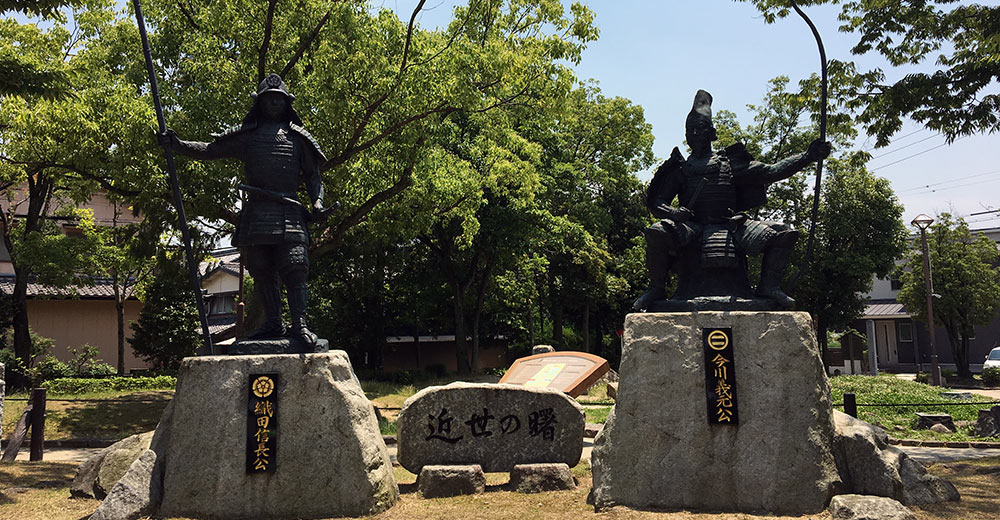 桶狭間古戦場公園に並び立つ両軍大将の銅像（2017年6月10日撮影）