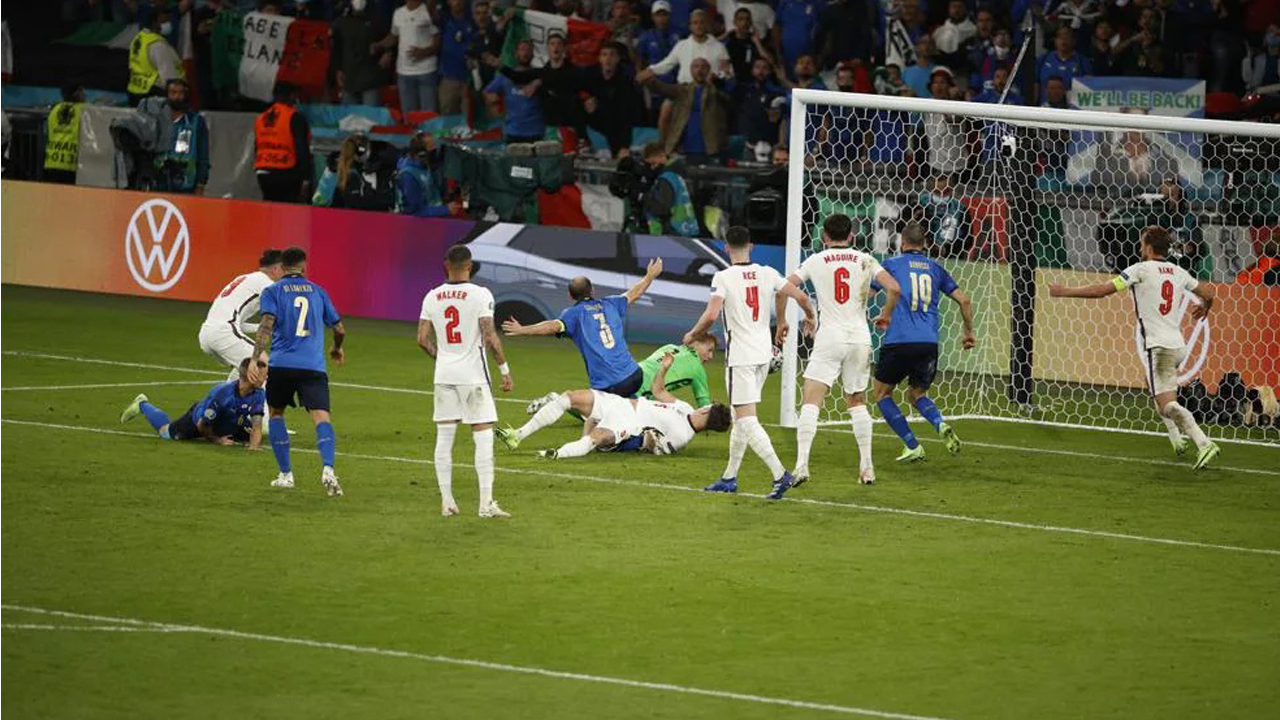 Leonardo Bonucci saat menyamakan kedudukan di final euro 2020 menjadi 1-1