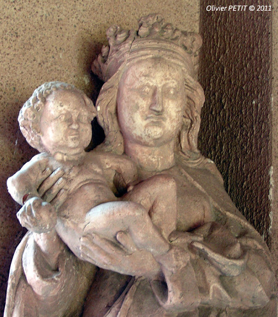 METZ (57) - Le cloître des Récollets -Vierge à l'Enfant