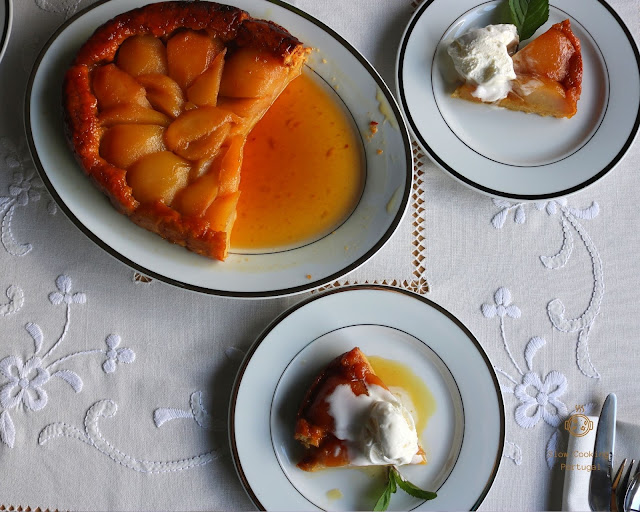 Tarte tatin de pera na slow cooker com gelado