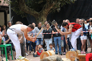 Exhibición de deporte rural en las fiestas de El Regato