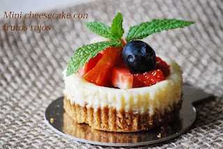 Mini cheesecakes con frutos rojos y pastel de cumpleaños 