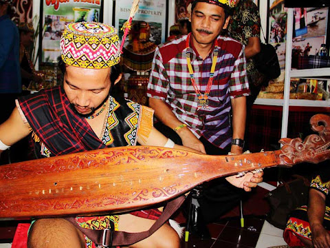 Alat Musik Khas Kalimantan Timur : Pameran Alat Musik Tradisional di Museum NTB ~ JALAN JALAN MAKAN MAKAN - Semoga saja apakah yang anda baca bermanfaat tingkatkan pengetahuan dibagian kesenian musik.