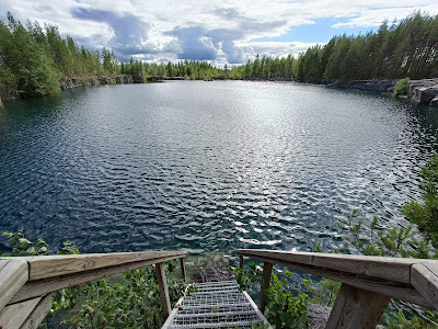 Kuvassa tikkaat, joita pitkin sukeltajat laskeutuvat veteen.