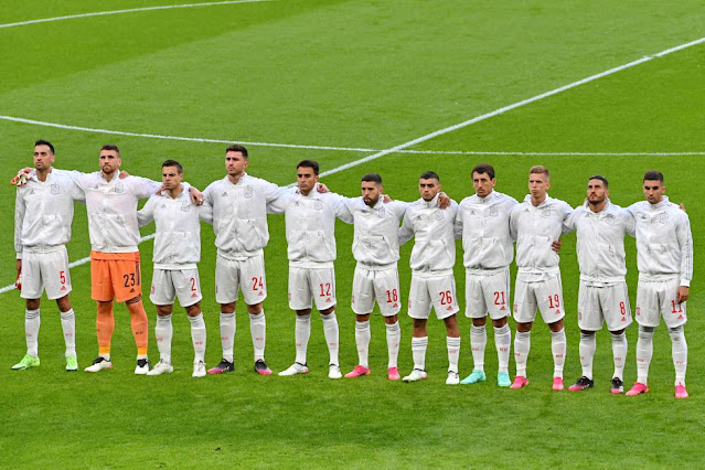 SELECCIÓN DE ESPAÑA. Temporada 2020-21. Sergio Busquets, Unai Simón, César Azpilicueta, Aymeric Laporte, Eric García, Jordi Alba, Pedri, Mikel Oyarzabal, Dani Olmo, Koke Resurrección, Ferran Torres. SELECCIÓN DE ITALIA 1 SELECCIÓN DE ESPAÑA 1. En los penaltis: ITALIA 4 ESPAÑA 2. 06/07/2021. Eurocopa 2020, 16ª edición, semifinales. Londres, Inglaterra, Reino Unido, estadio de Wembley. GOLES: 1-0: 59’, Chiesa. 1-1: 80’, Álvaro Morata. Los jugadores españoles formados antes del partido para escuchar los himnos.