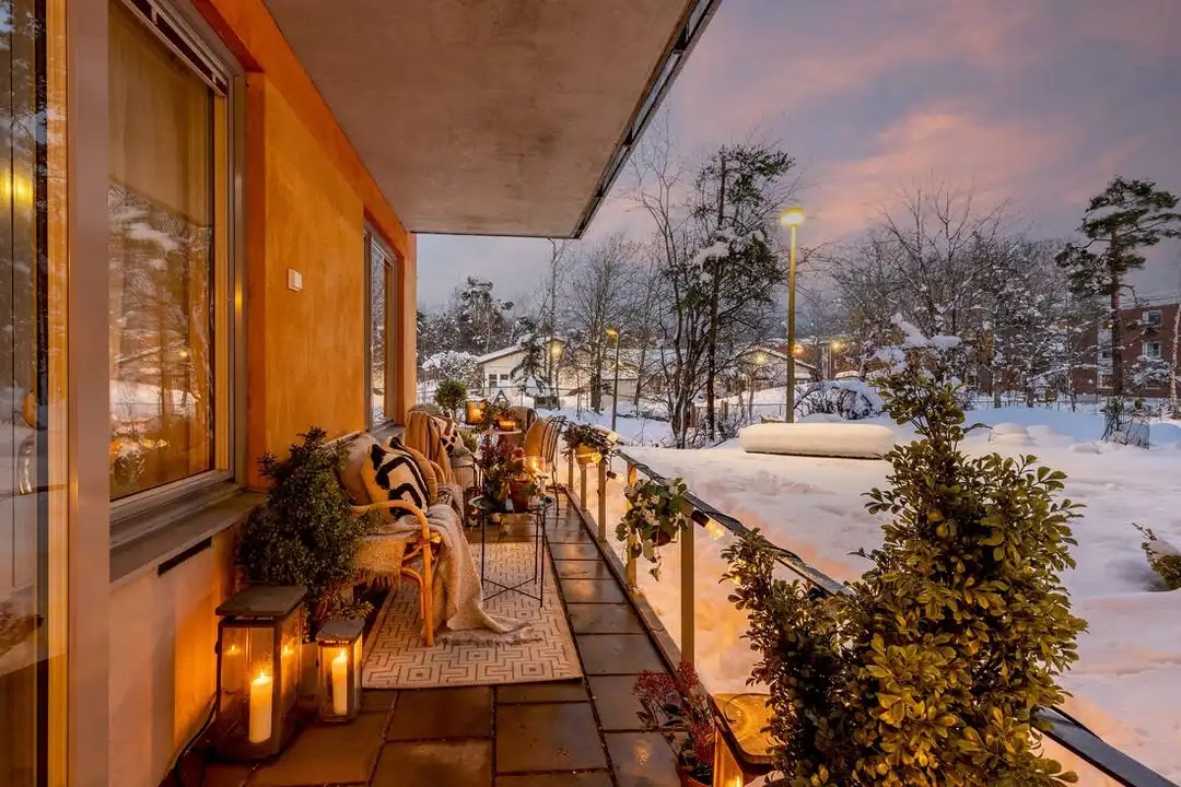 joli déco sur balcon vue neige