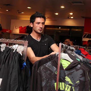 pakistani cricketer junaid khan shopping in dehli