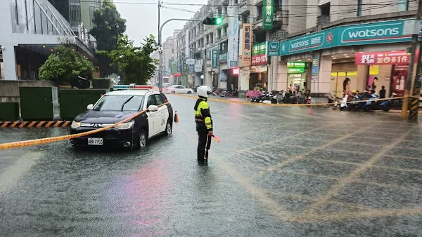 ▲大雷雨狂襲員林淹水惡夢再現，彰化縣警察局員林分局員警到場實施交通管制作業，拉起封鎖線及放置交通錐，管制人車通行，確保民眾不再進入該路段，以保護民眾行車安全。（彰化警方提供）