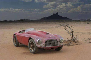 Ferrari model lama yang ditinggalkan di gurun Arizona. 