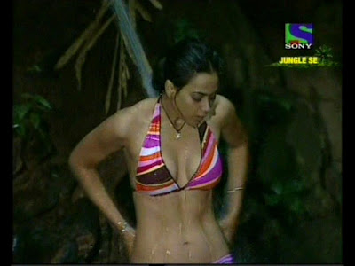 Shweta Tiwari In Hot Bikini Taking Bath In Jungle