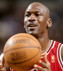 Michael Jordan tenant un ballon de basket