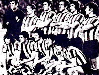 ATHLETIC CLUB DE BILBAO. Temporada 1972-73. Iribar, Aranguren, Guisasola, Larrauri, Rojo II y Zubiaga. Lasa, Villar, Carlos, Uriarte y Rojo I. REAL MADRID C. F. 3 🆚 ATHLETIC CLUB DE BILBAO 3 Miércoles 09/05/1973. Campeonato de Liga de 1ª División, jornada 31. Madrid, estadio Santiago Bernabéu. GOLES: ⚽0-1: 29’, Lasa. ⚽0-2: 34’, Rojo II. ⚽0-3: 77’, Lasa. ⚽1-3: 80’, Grande. ⚽2-3: 83’, Pirri. ⚽3-3: 88’, Amancio.