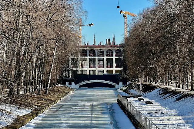 парк Красная Пресня, Восточный пруд, строящийся торгово-развлекательный комплекс Группы компаний «Киевская площадь»