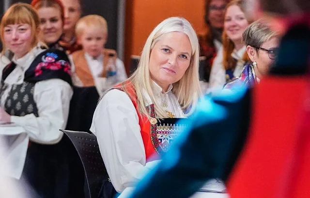 Crown Princess Mette-Marit wore a her hardangerbunad at the party event. Mayor Marianne Borgen wore an Oslo jubilee costume