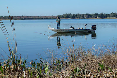 Auf dem Lake Griffin vor dem Warren W. Willis United Methodist Camp in Florida bereitet sich ein Angler aufs Fischen vor.