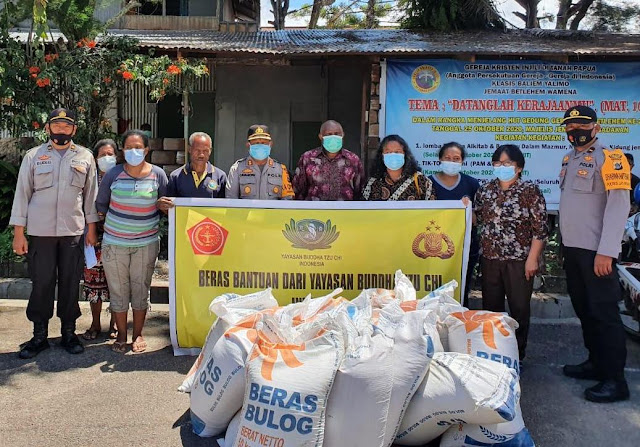 Dominggus Rumaropen Salur Beras Bantuan Yayasan Tzu Chi Indonesia Kepada Masyarakat Terdampak Covid-19
