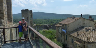 En lo alto de las murallas de Monteriggioni.