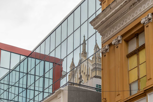 Reflexo da Catedral de Curitiba em um prédio