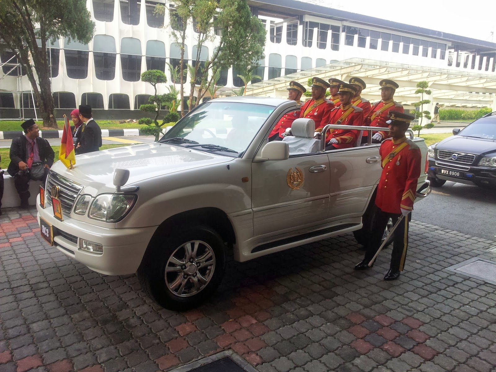 Belimbing Hilir: Kereta Rasmi Menunggu Baginda Yang Di 