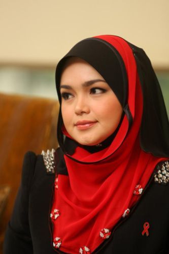  Gambar cantik Siti Nurhaliza ketika lelong tudung Fareeda 