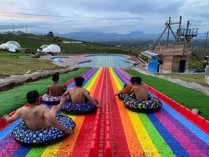 Ketinggian pelosotan ini tidak tinggi amat kok, namun bakal menyenangkan buat dicoba, terlebih kamu meluncur dari ketinggian dan mendarat ke dalam kolam renang. Pasti menyenangkan dikala dicoba. Seburan air yang bergemercik ke wajah kamu.  Warna Pelosotan yang cerah serta warna- warni ini, membuat destinasi ini tidak sempat luput dari mata turis, serta terlebih, aktivitas topografi merupakan perihal yang sangat utama saat sebelum berupaya wahana ini.  Di dekat posisi, spot baru ini jadi spot kesukaan buat melihat sunset. Sembari menunggu sinar jingga penuhi langit di atas puncak, terdapat banyak perihal menarik yang dapat Kamu jalani.