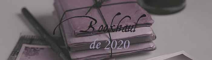 Fondo en escala de grises con morado, un montón de libros con un lápiz. Delante pone "Bookhaul" en negro y "de 2020" en lila.