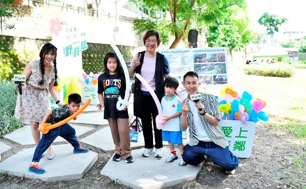 ▲彰化縣長王惠美與大小朋友開心合影。（彰化縣政府提供）