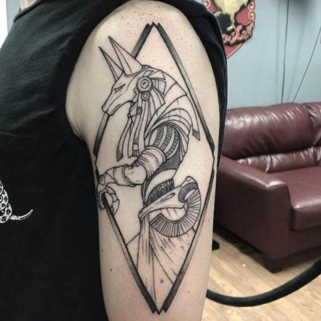 Tatuajes de Anubis en el brazo