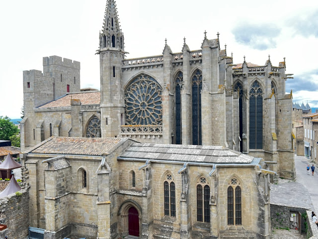 foto da fachada da Basílica de São Nazário e São Celso