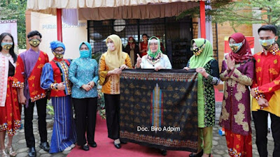 Riana Sari Arinal Launching Sarung Pelangi Belah Ketupat dan Serahkan Bantuan kepada Masyarakat