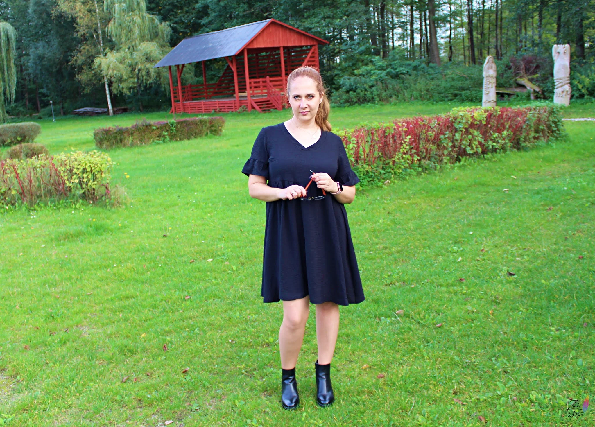Mała czarna rozkloszowana sukienka AMEBA - Grandio.pl