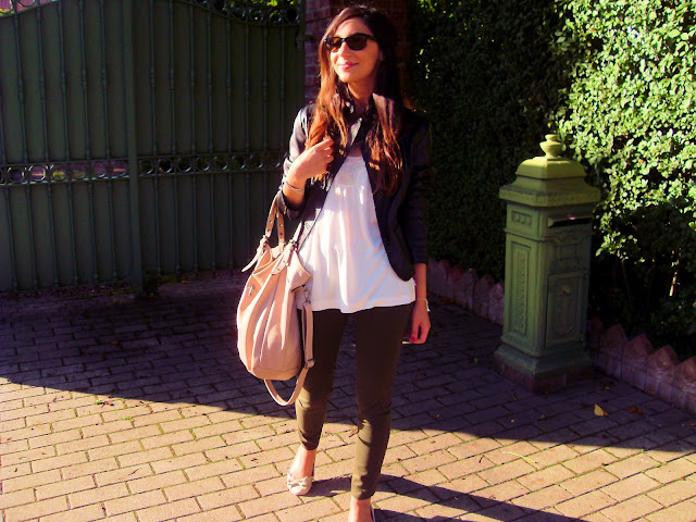 Uniqlo olive green jeggins, RayBan Havana glasses, Mer du Nord flowy tank top, débardeur Mer du Nord, soldes Mer du Nord, pizza Bruxelles, pizza Brussels, la Bottega della pizza, shatush, ombre hair, giules, giules blog, outfit, fashion, fashion blogger