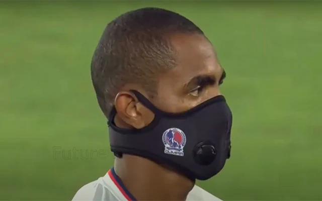 Honduran soccer player Jerry Bengtson wears mask DURING match