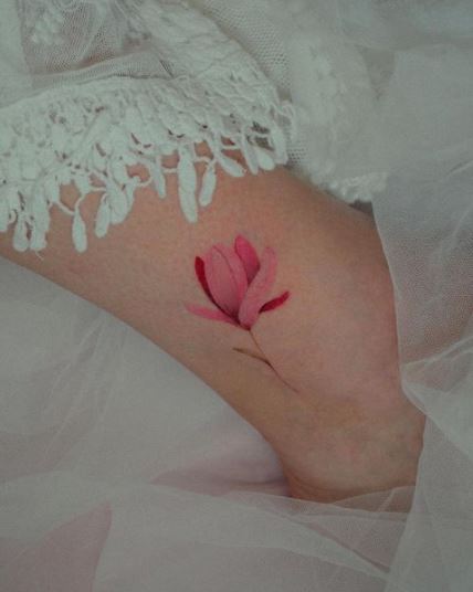 Inspire-se: 50 tatuagens femininas usando rosa como cor principal