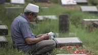 7 Cara Berbakti Kepada Kedua Orang Tua yang Sudah Meninggal Dunia Menurut Islam