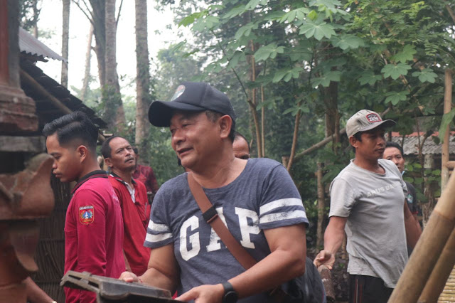   Gunakan Dana Pribadi, Bupati Gede Dana Pimpin Gotong Royong Rehab Rumah Warga Miskin di Desa Ababi