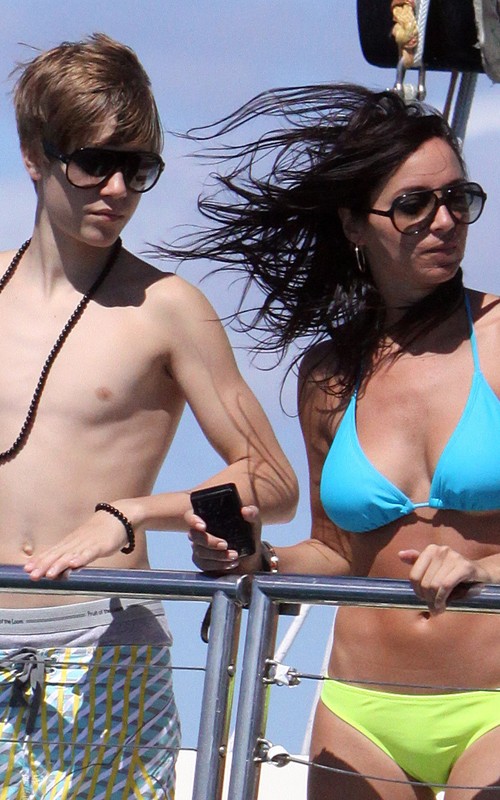Justin Bieber Shirt Off Pics. new justin bieber shirtless