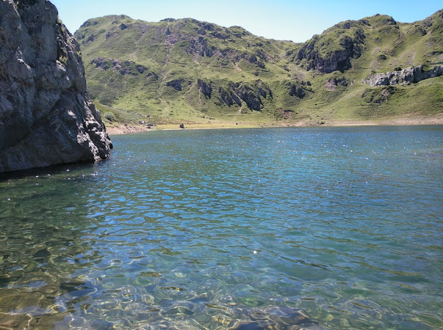 Aguas cristalinas en el Lago de la Cueva en los Lagos de Saliencia