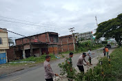 TNI-Polri serta BPBD Bersama  Bersihkan Pohon Tumbang di Bandar Dua