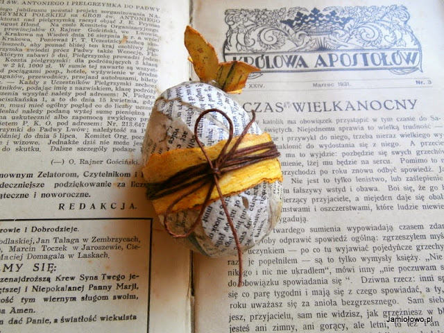 ksiązkowe jajko ozdobione tapetą, sznurkiem i motylkiem