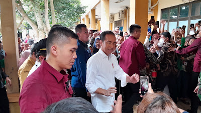 Berkunjung ke Tebing Tinggi, Presiden Jokowi Bagikan Kaos dan Paket Sembako kepada Warga