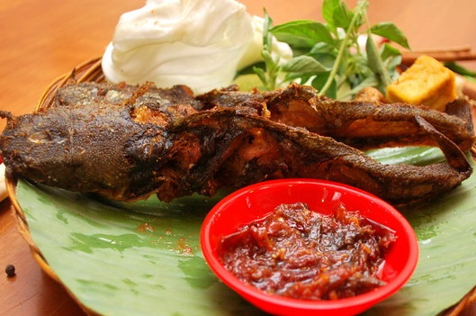 Resep pecel lele lengkap dengan sambal dan lalapan