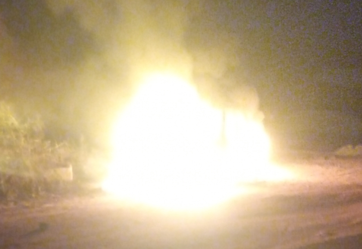 FIRE EXPLOSION: Range Rover car on fire, along OOU road, Ibogun - VIDEO