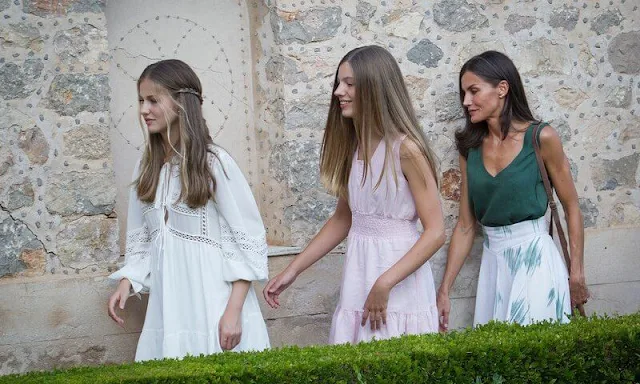 Queen Letizia wore a skirt by Pablo Erroz. Majorcan ikat fabric. Crown Princess Leonor and Infanta Sofia