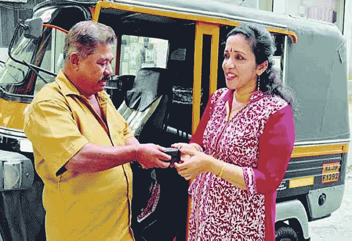 Honest Auto-Rickshaw Driver Returns Passenger's Forgotten Diamond, Ernakulam, News, Diamond, Auto Rickshaw, Driver, CITU Union Members, Woman, Princy, Kerala News