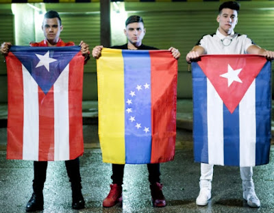 Foto de los cantantes del grupo Treo posando con sus banderas