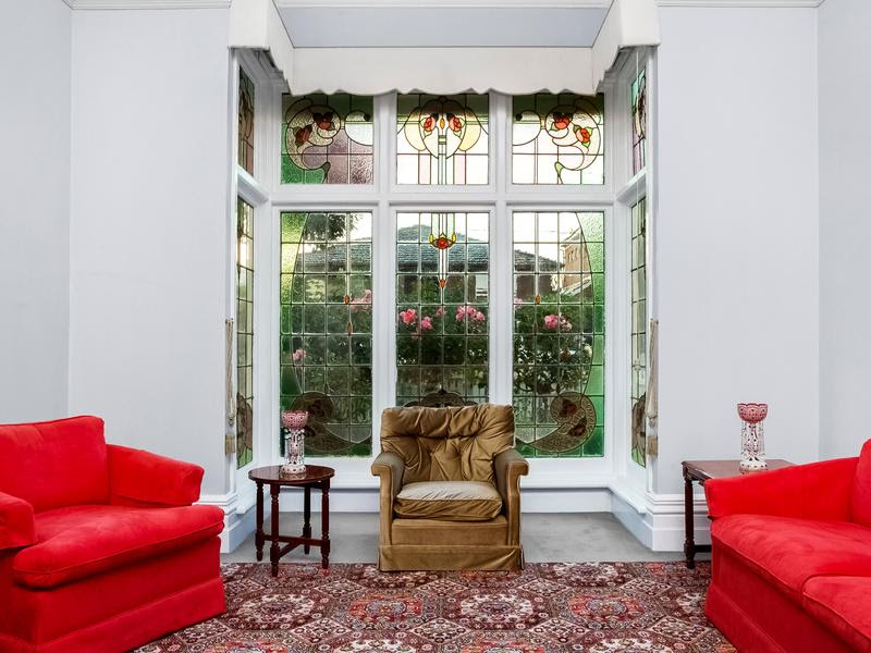What beautiful Art Nouveau leadlight windows. A bay window of great beauty! 