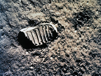 pendaratan manusia pertama di bulan