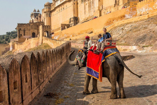 Đến với Jaipur, khách du lịch Ấn Độ cảm nhận được hơi thở xưa cũ với lối kiến trúc của một đô thị buôn bán, bao quanh bởi những tường thành cao cùng hàng loạt cửa hàng xây bằng đá hoa cương hồng.